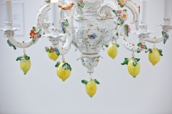 Chris Antemann, Lemon Chandelier MEISSEN COUTURE® Art Collection at COLLECT15, photo © Cristina Schek